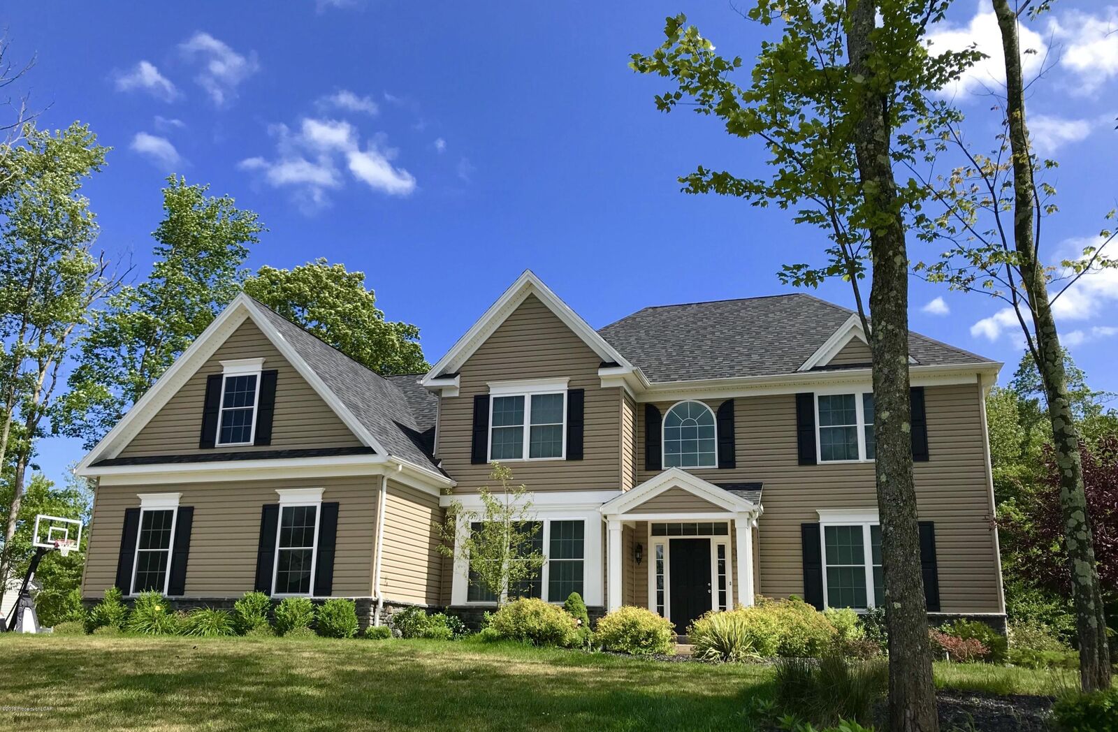 Property Photo:  1139 Woodberry Drive  PA 18707 