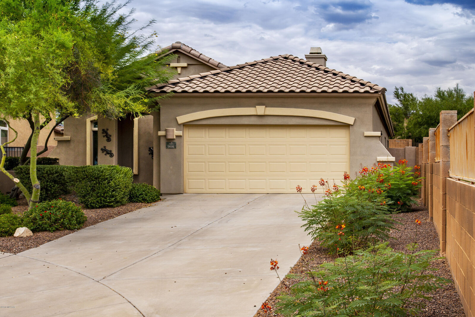 Property Photo:  908 W Cork Oak Place  AZ 85755 