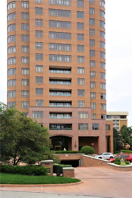 Property Photo: 400 W 49 Terrace 2122 MO 64112