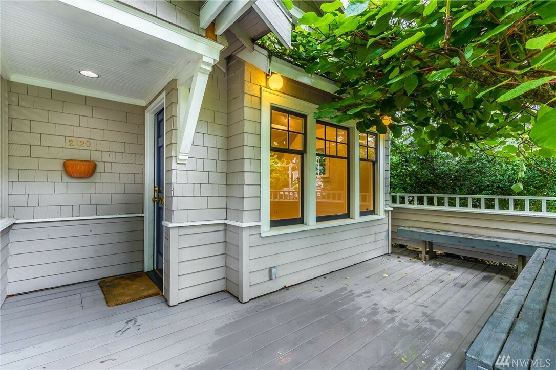 Property Photo:  2120 E Pine St  WA 98122 