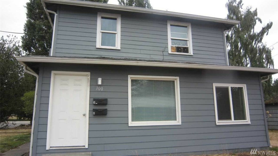 Property Photo:  300 SW 2nd Ave  WA 98626 