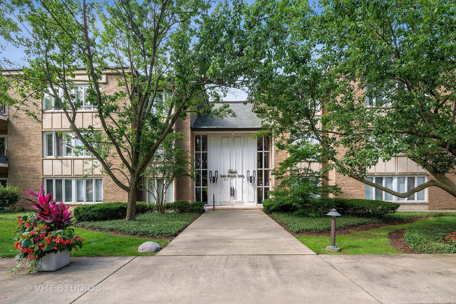 Property Photo:  2 Oak Brook Club Drive B107  IL 60523 