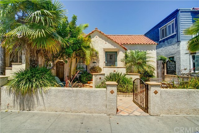 Property Photo:  217 Santa Ana Avenue  CA 90803 