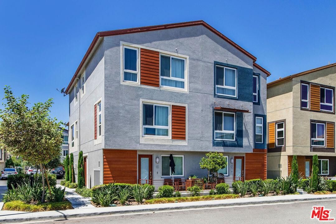 Property Photo:  2581 Arvia St 11  CA 90065 