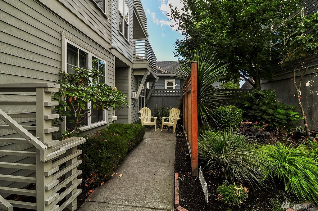 Property Photo:  5953 California Ave SW 1-A  WA 98136 