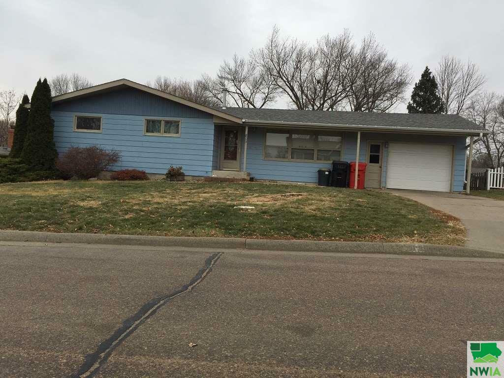 Property Photo:  805 Maple St  SD 57078 