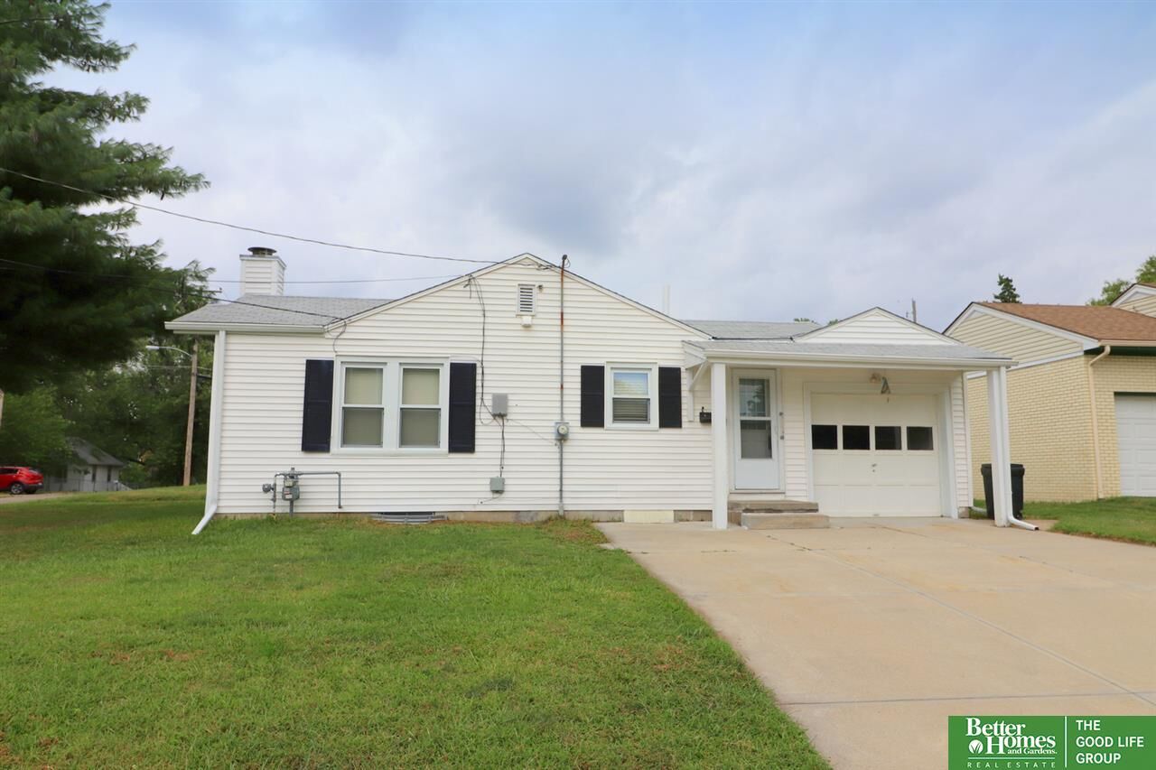 Property Photo:  1305 N 61  NE 68132 