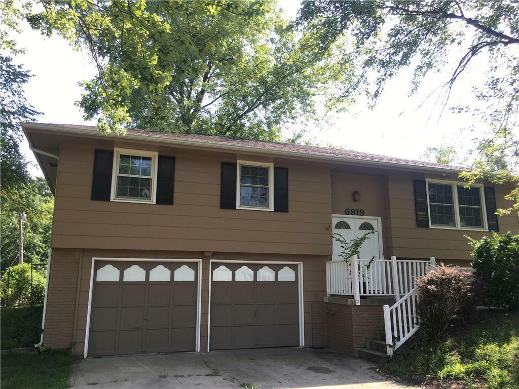 Property Photo: 6819 NW Kerns Drive MO 64152