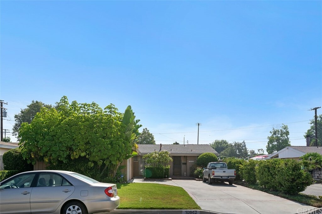 Property Photo:  10942 Groveside Avenue  CA 90603 