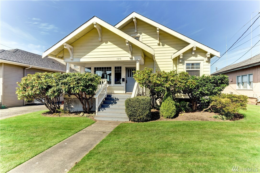 Property Photo:  1316 Grand Ave  WA 98201 