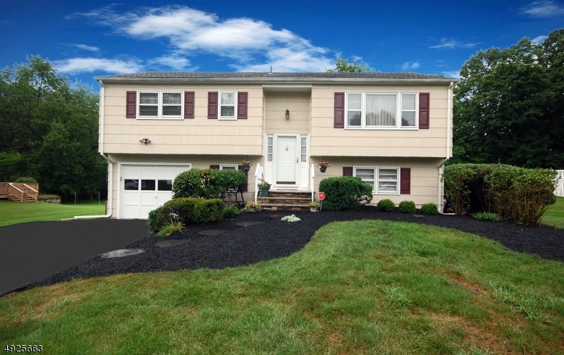 Property Photo:  4 Grandin Dr  NJ 08822 