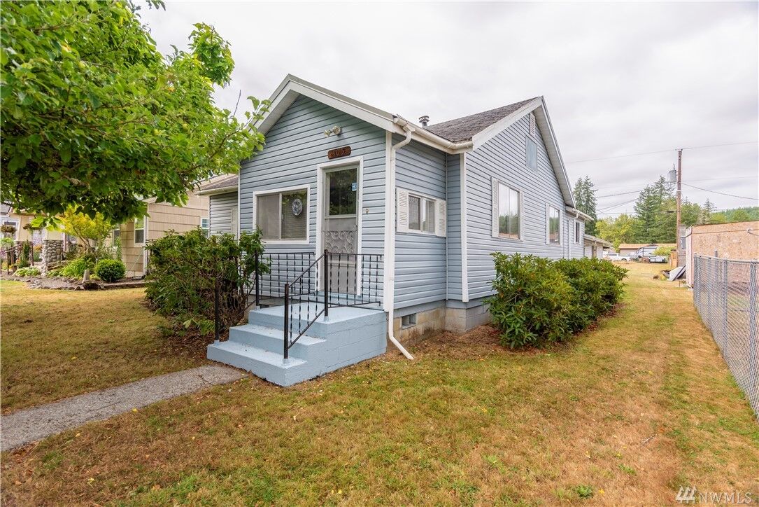 Property Photo:  405 Jackson St  WA 98581 