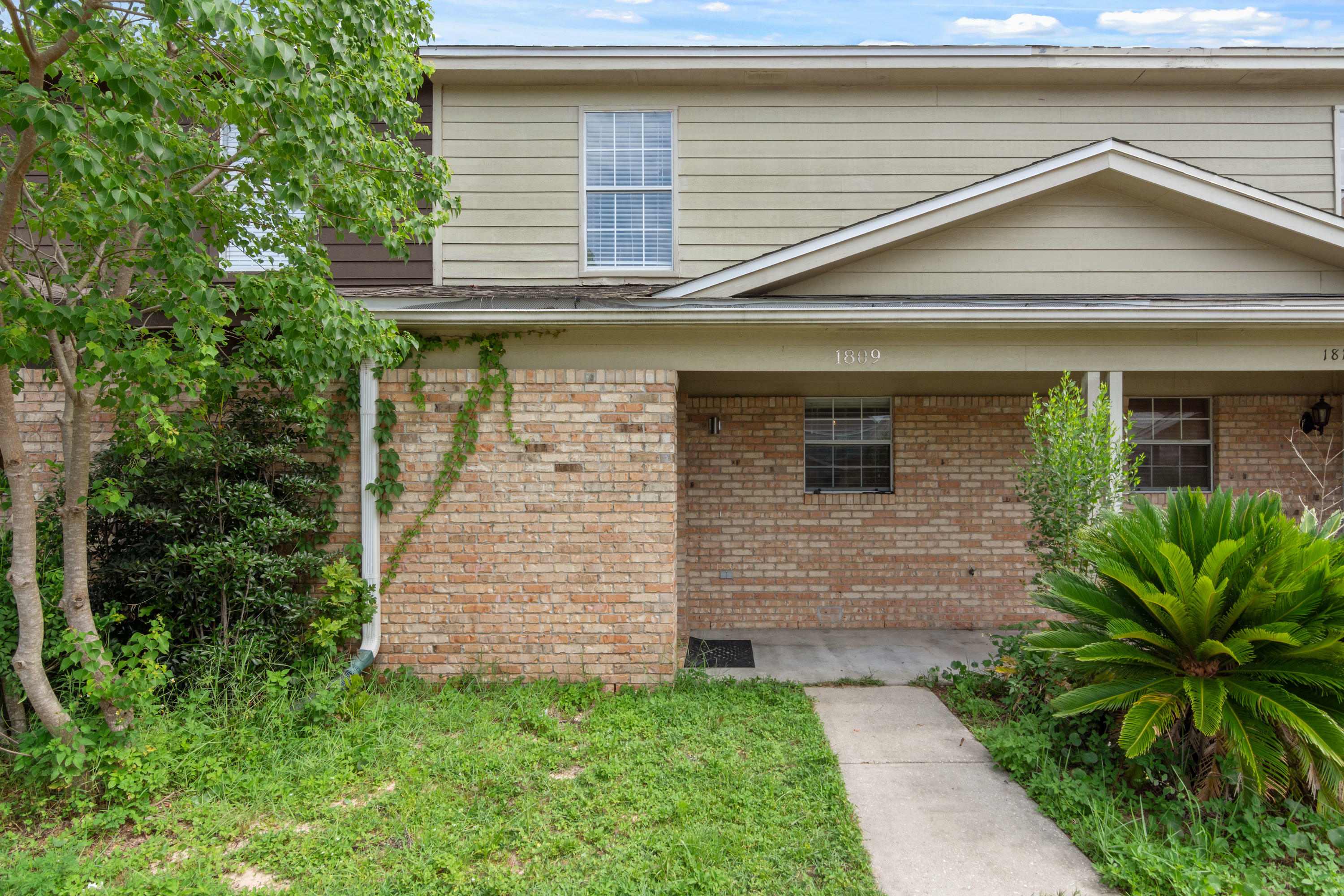 Property Photo:  1809 Whispering Oaks Lane  FL 32547 