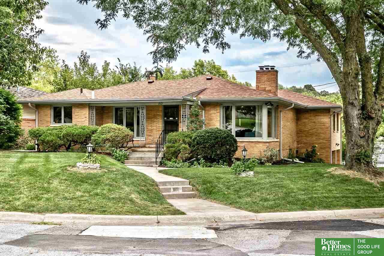 Property Photo:  801 Parkwood  NE 68132 