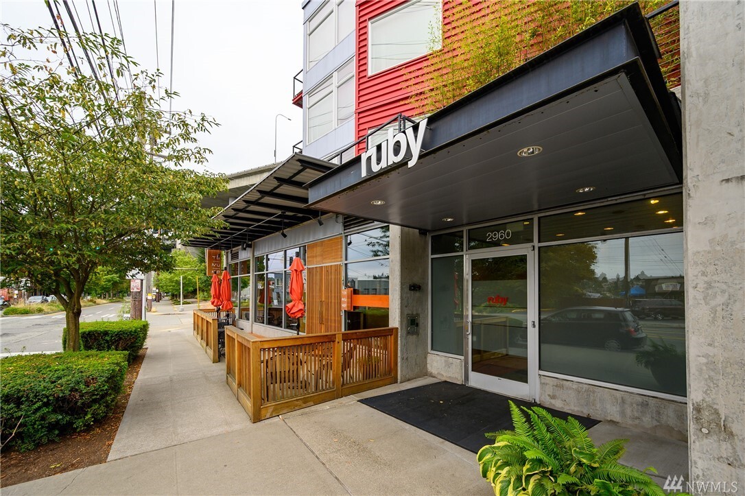 Property Photo: 2960 Eastlake Ave E 403 WA 98102