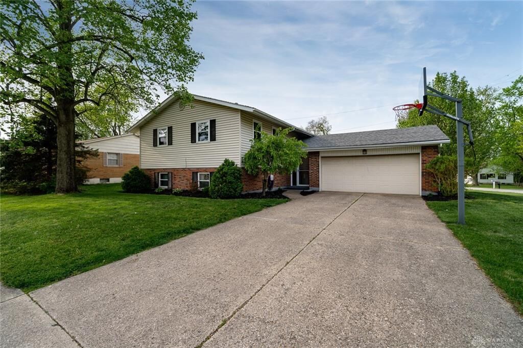 Property Photo: 1335 Oak Knoll Circle OH 45342