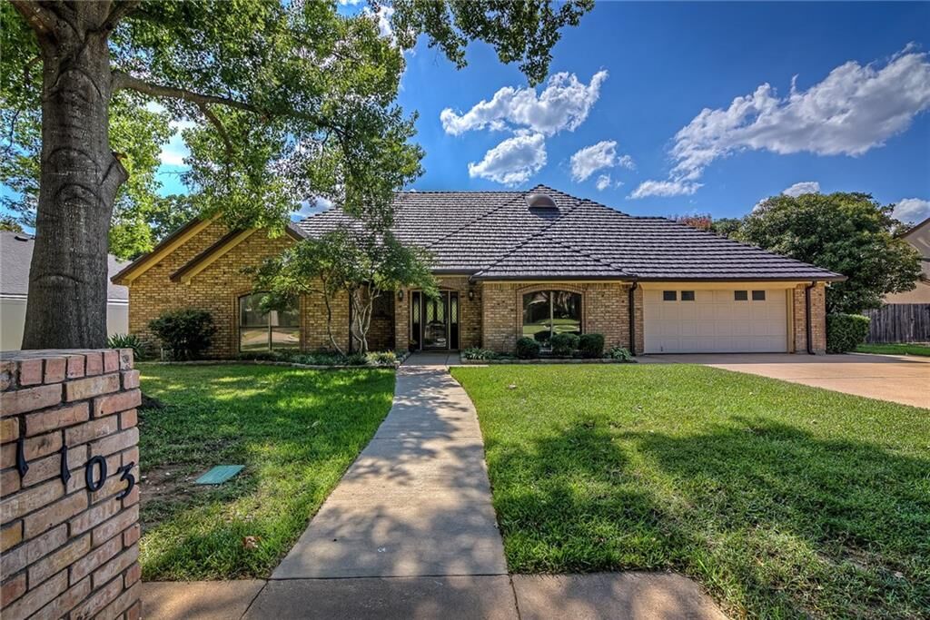 Property Photo: 1103 Pebble Beach Drive TX 76063