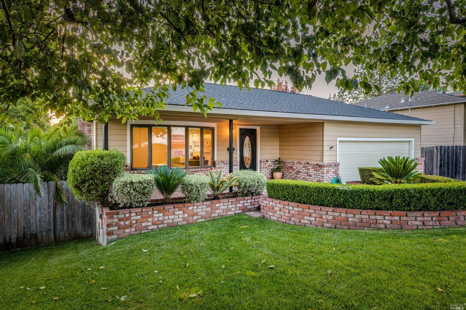 Property Photo:  920 Middlefield Drive  CA 94952 