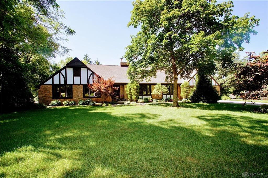 Property Photo: 620 Thornbury Drive OH 45459