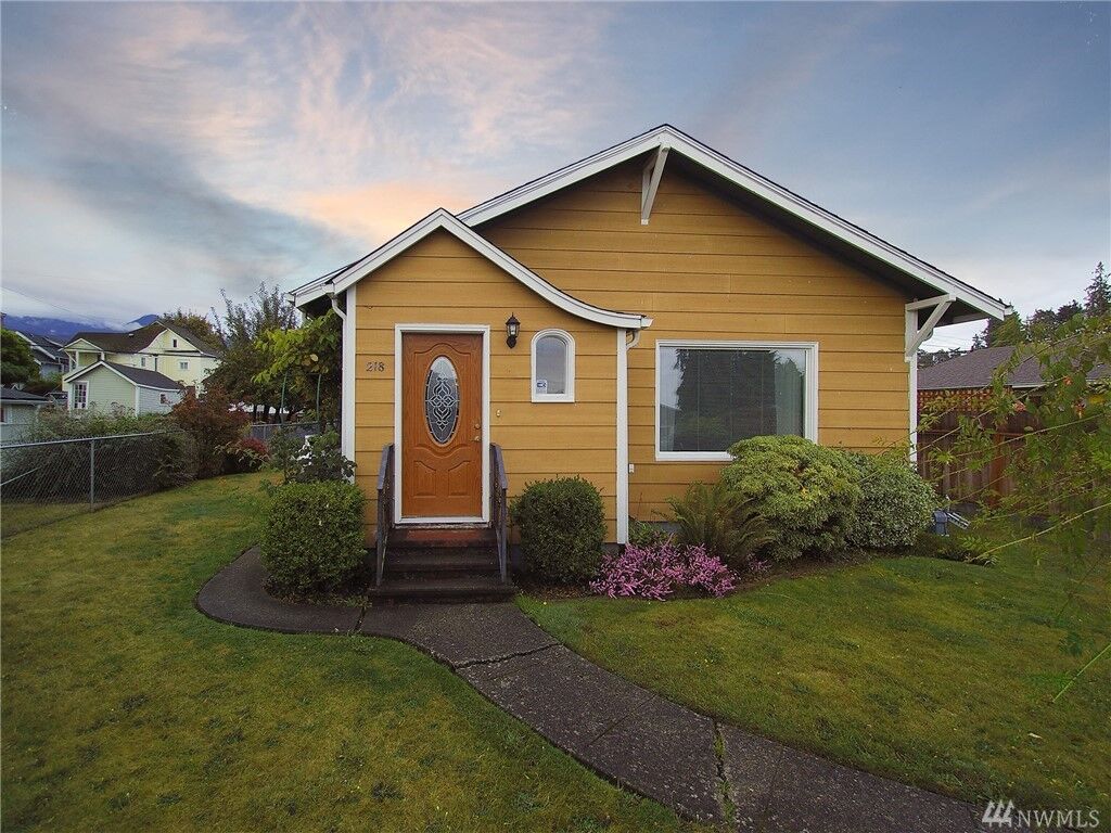 Property Photo: 218 W 12th St WA 98362