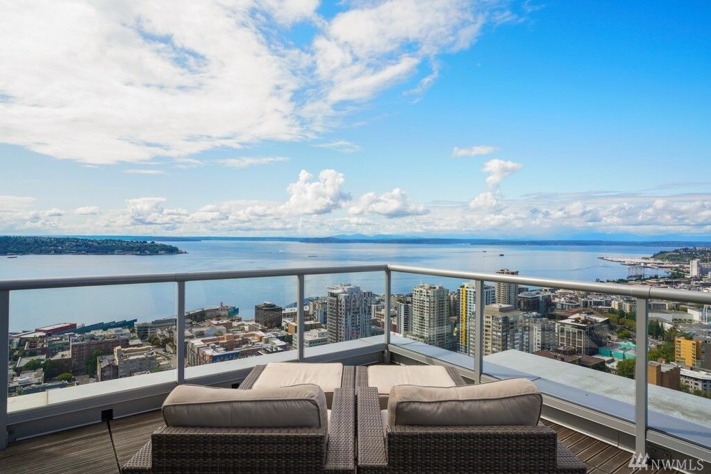 Property Photo:  588  Bell Street 1703S  WA 98121 