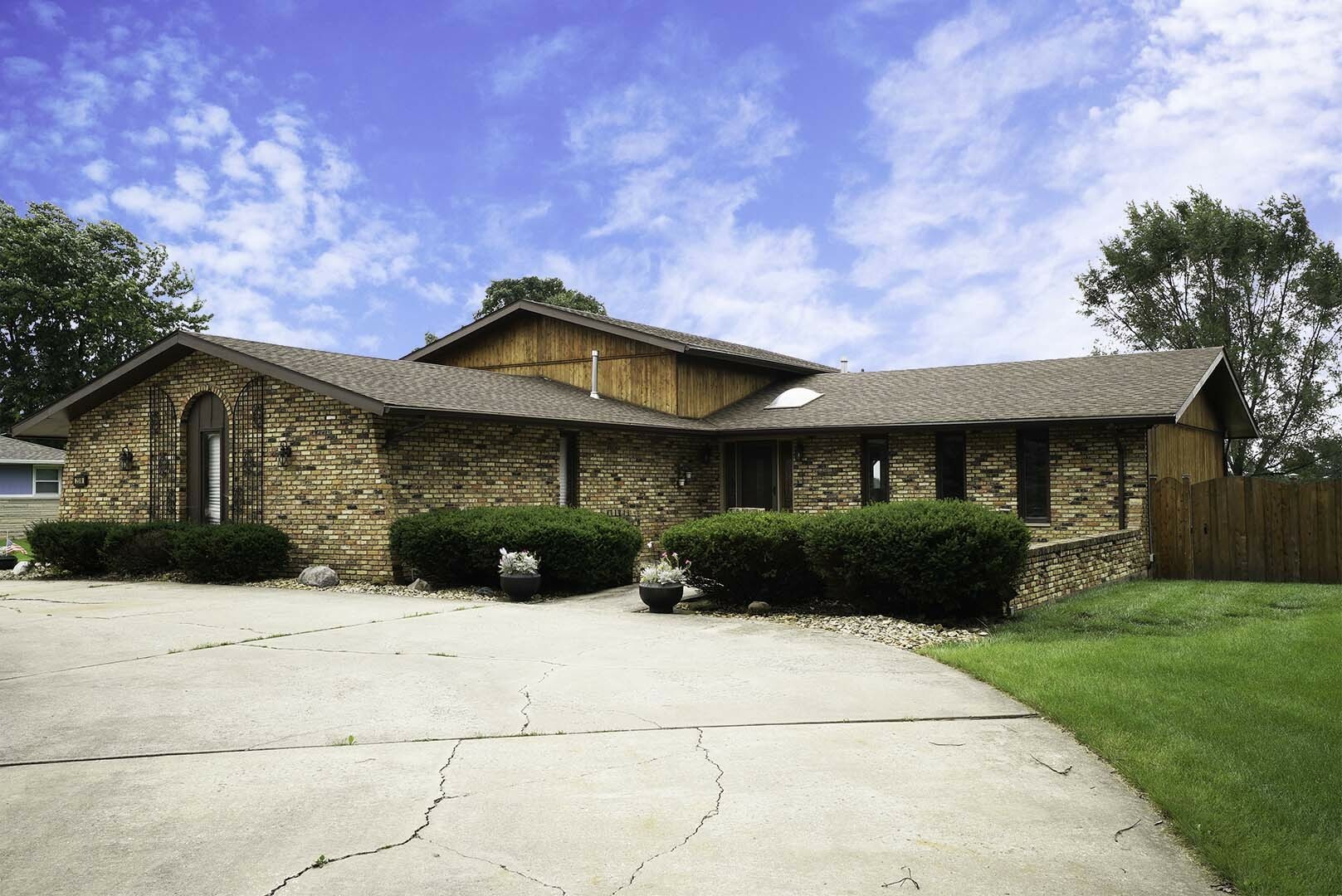 Property Photo: 2518 Caton Farm Road IL 60435