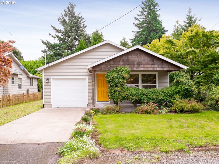 4258 NE Holman St  Portland OR 97218 photo