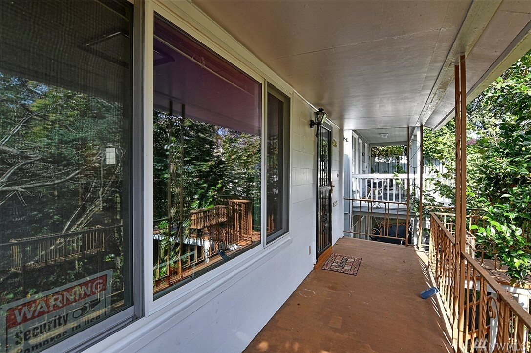 Property Photo:  3408 Rockefeller Ave  WA 98201 