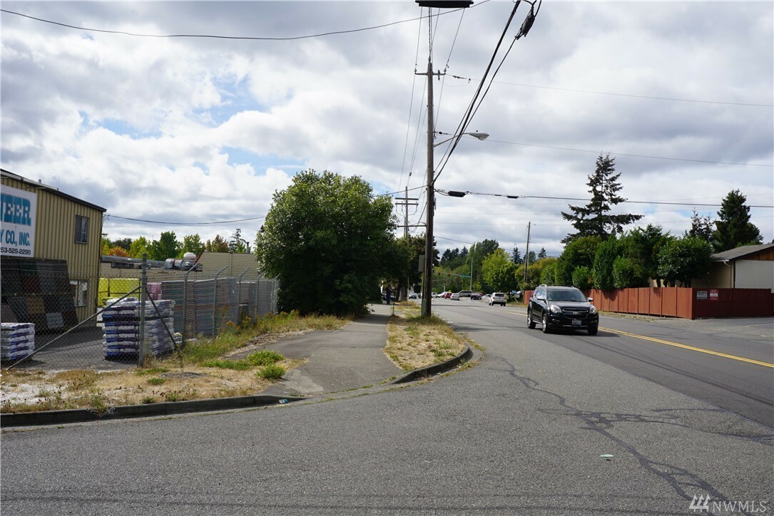 Property Photo:  260 S 25th Ave S  WA 98032 