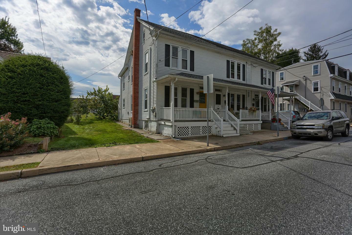 Property Photo:  18 E Lemon Street  PA 17543 