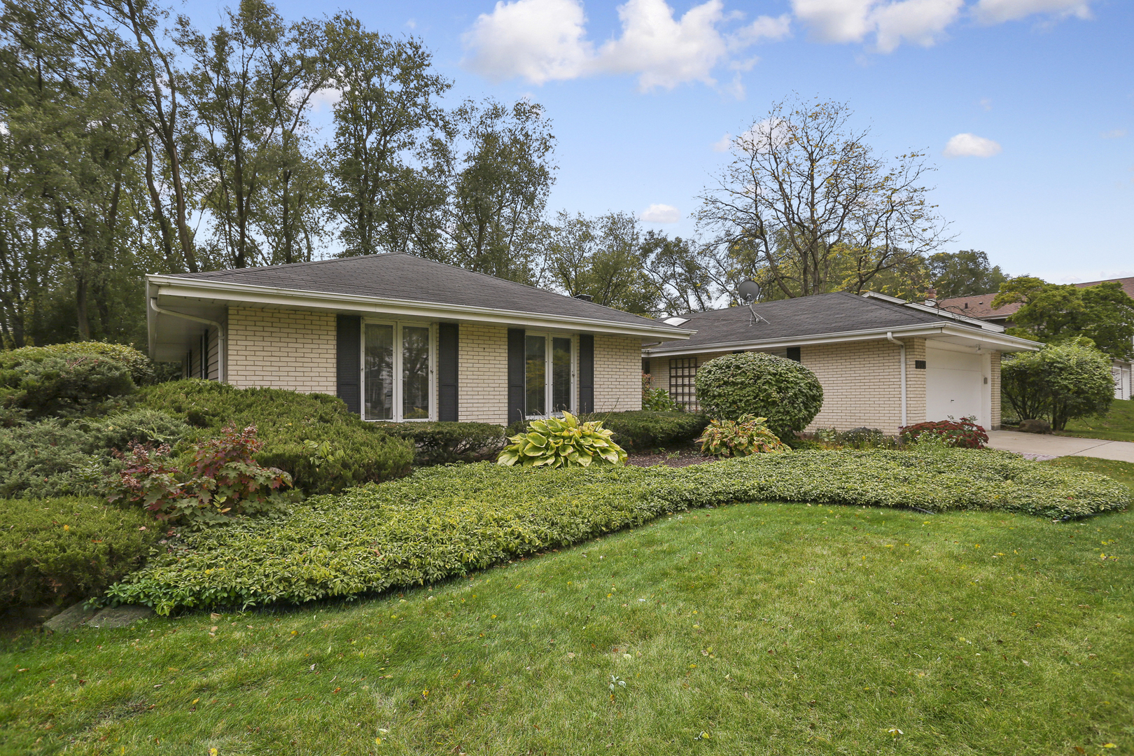 Property Photo:  22W085 Glen Valley Drive  IL 60137 