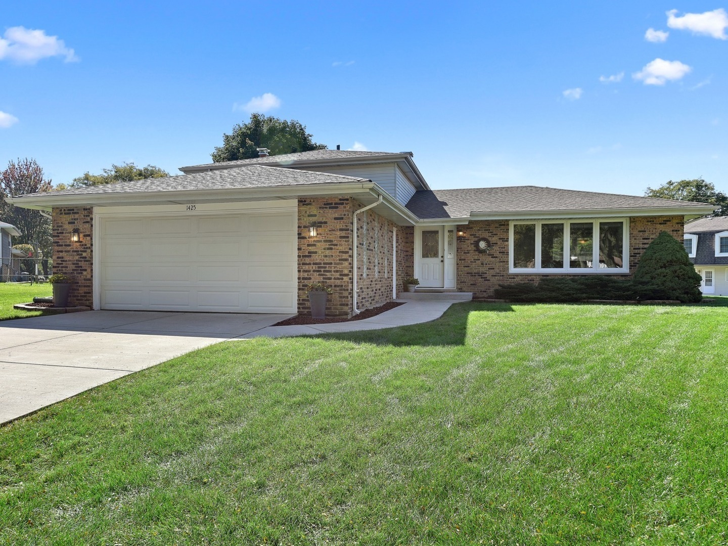 Property Photo: 1425 Concord Place IL 60516