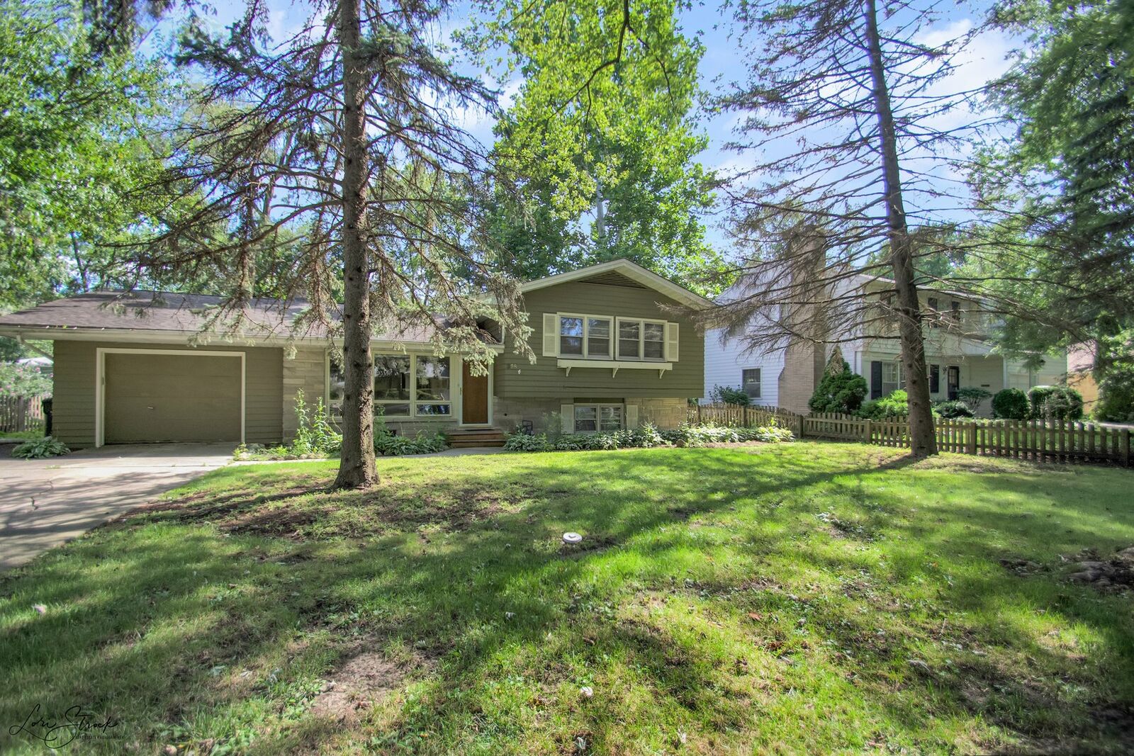 Property Photo: 316 Robin Hill Drive IL 60540