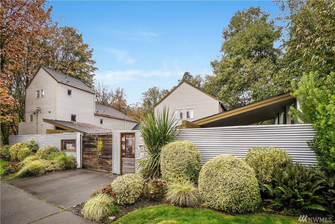 Property Photo:  3406 W Government Way 2  WA 98199 