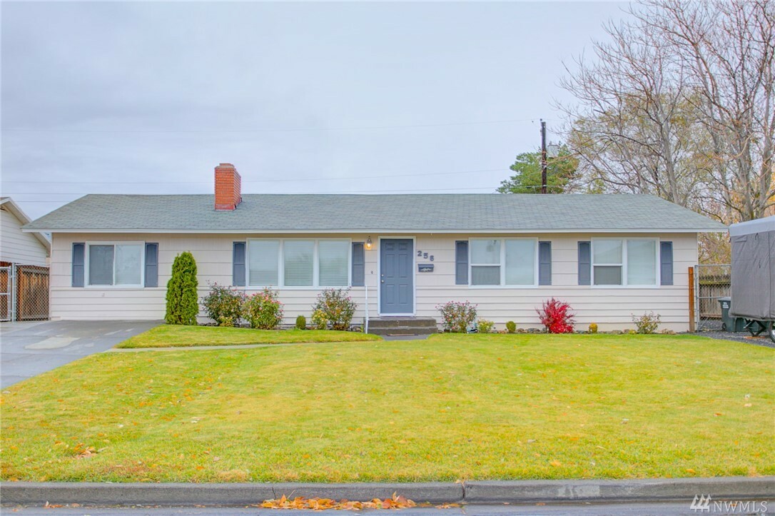 Property Photo:  256 N Earl Rd  WA 98837 