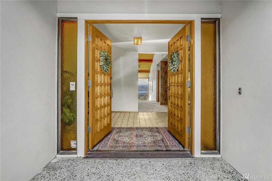 Property Photo: 4621 Somerset Place SE WA 98006