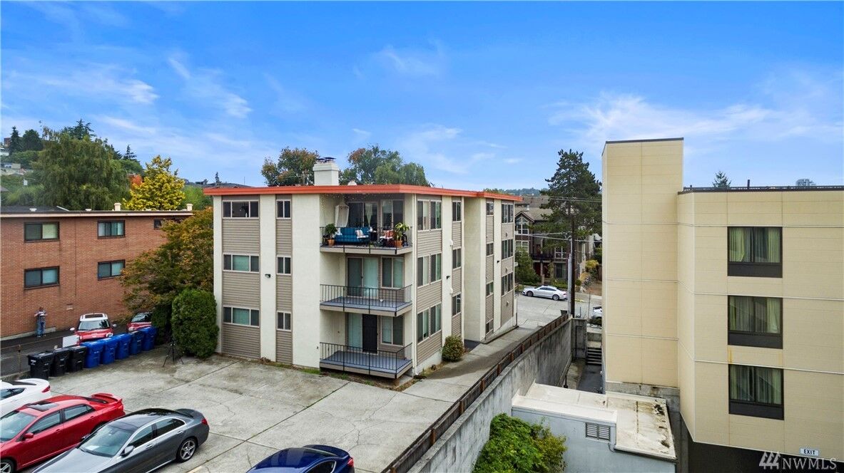 Property Photo:  715 Nob Hill Ave N  WA 98109 