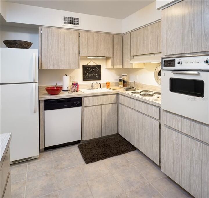 Property Photo:  2 S Lucerne Circle W 503  FL 32801 