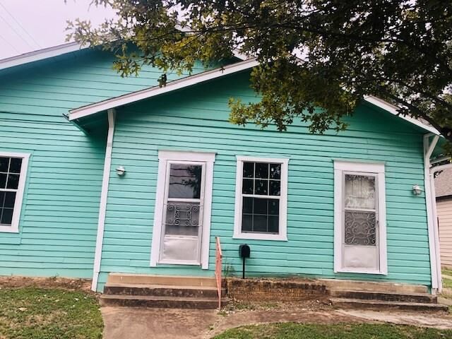 Property Photo: 220 W Wardville Street TX 76033