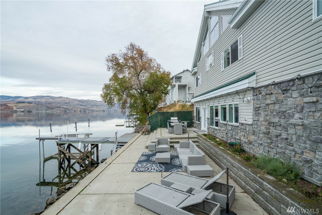 Property Photo:  2720 S Lakeshore Rd  WA 98816 