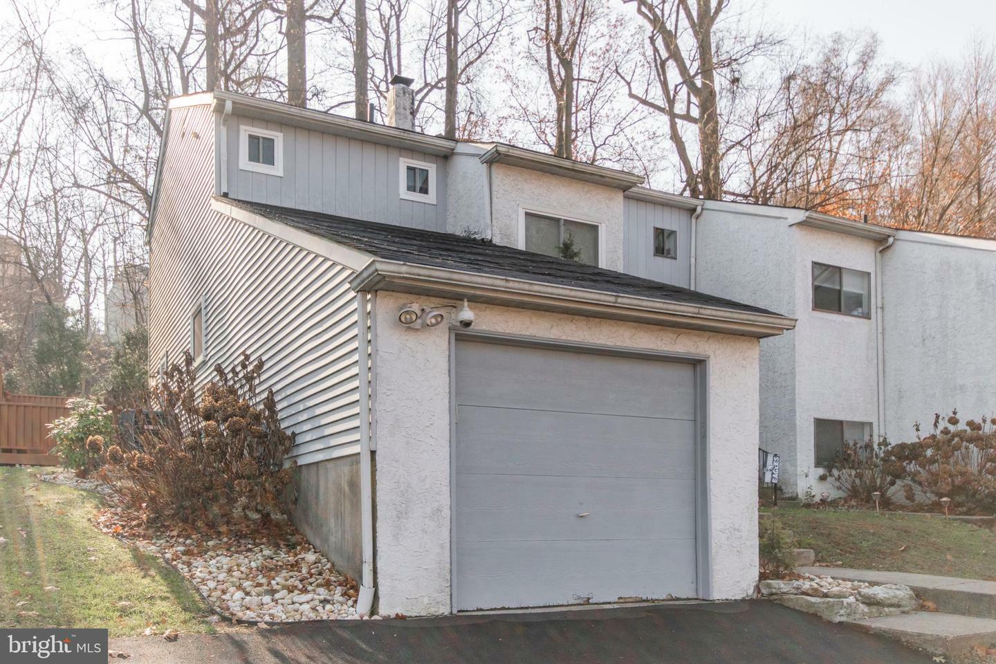 Property Photo: 618 Valley Stream Circle PA 19053