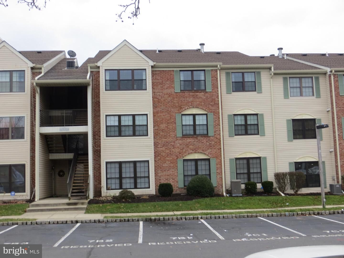 Property Photo:  3 Gilpin Court  NJ 08648 
