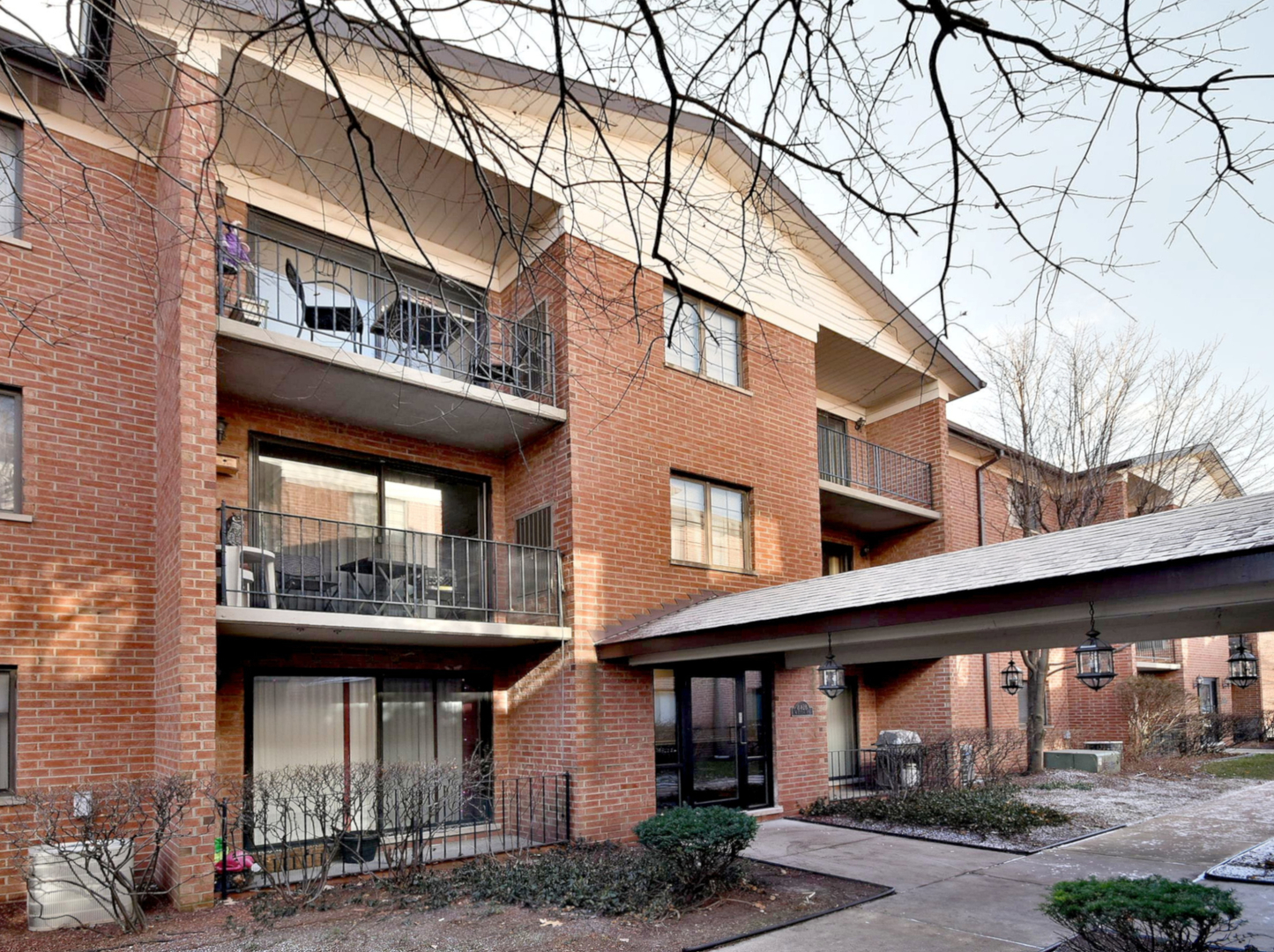 Property Photo: 8428 West Catalpa Avenue 303 IL 60656