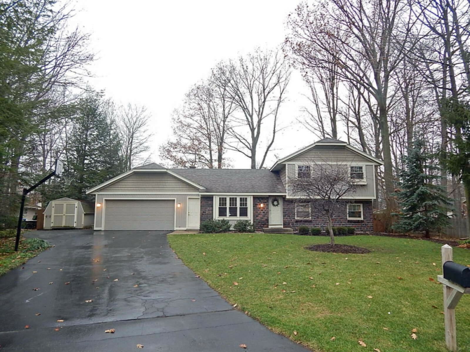 Property Photo:  4431 Stratford Court  MI 49426 