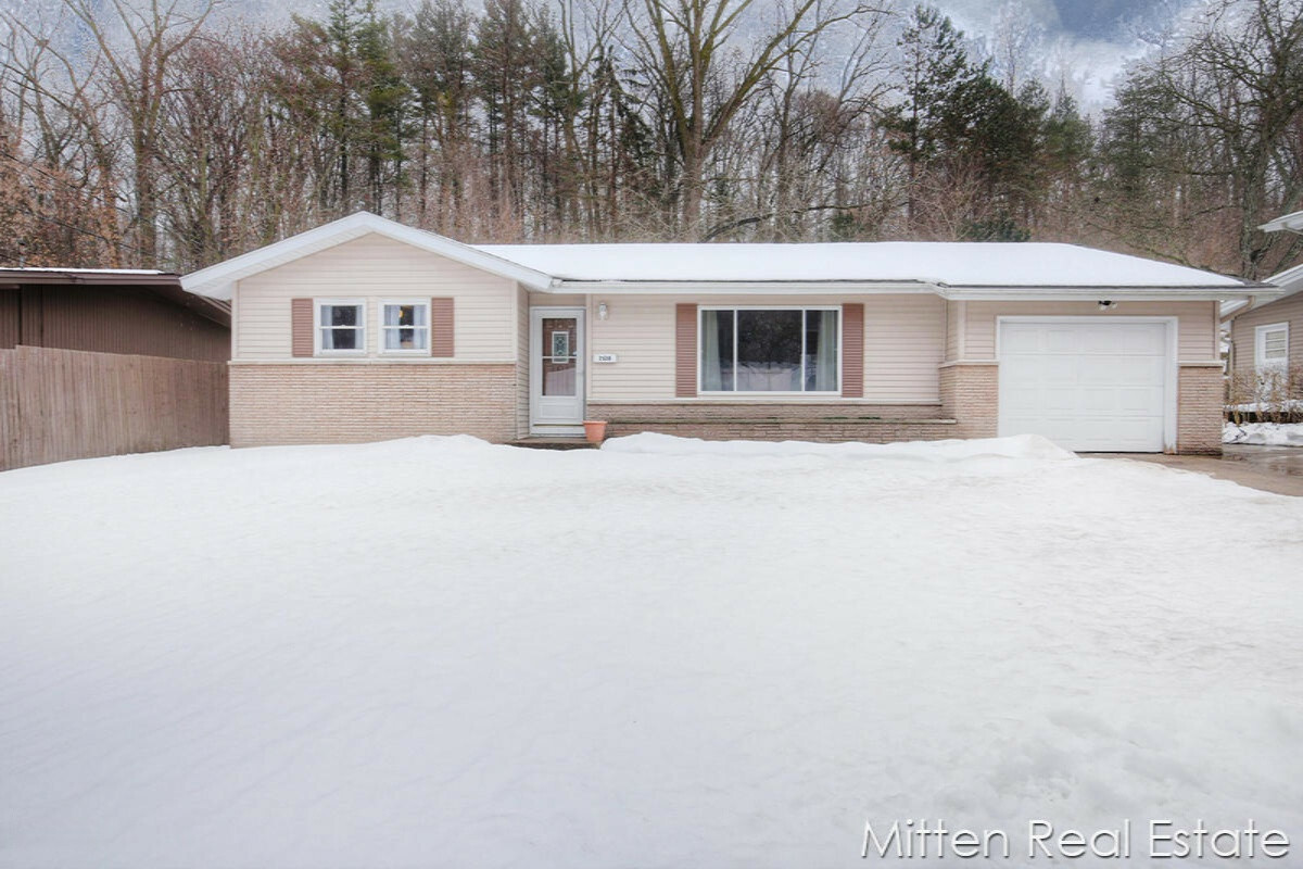 Property Photo:  1528 Mount Mercy Drive NW  MI 49504 