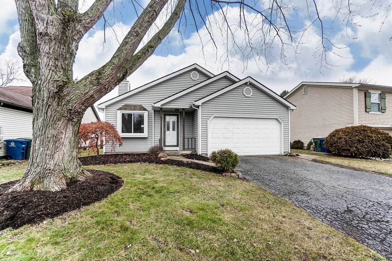 Property Photo:  5897 Honbury Court  OH 43017 
