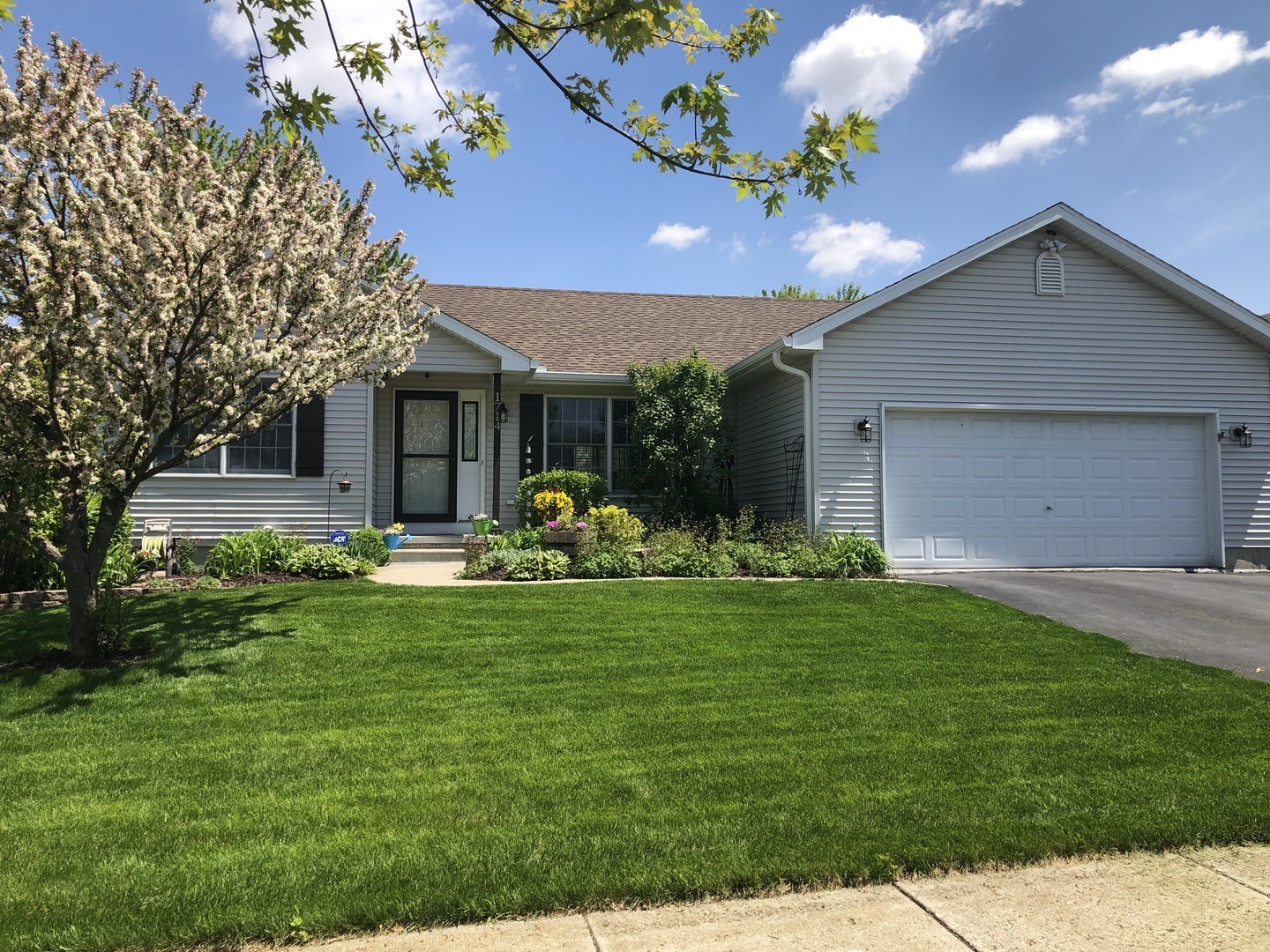 Property Photo:  1714 Pebblewood Court  IL 60178 