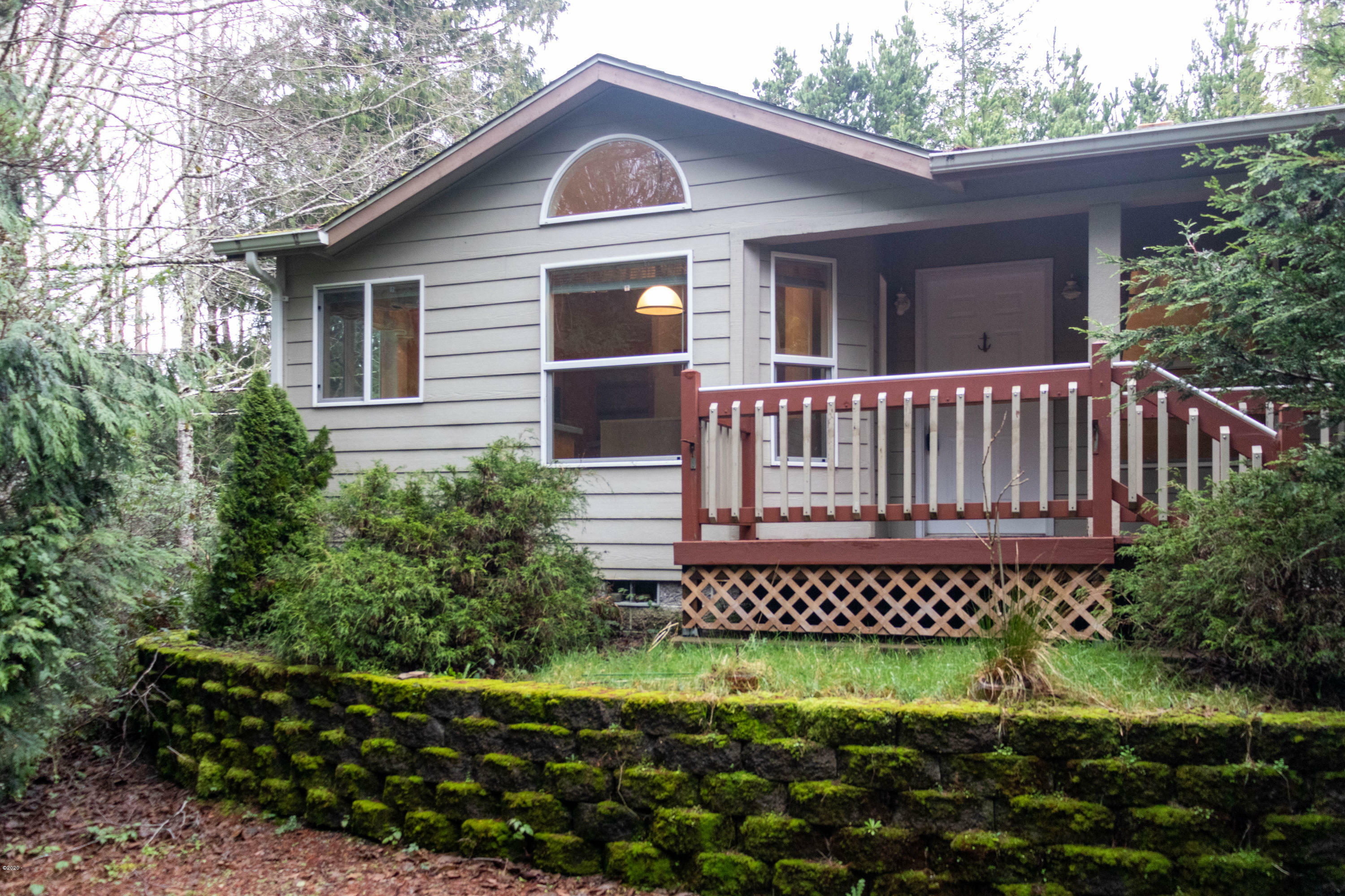 Property Photo: 61 Schoolhouse Loop OR 97367