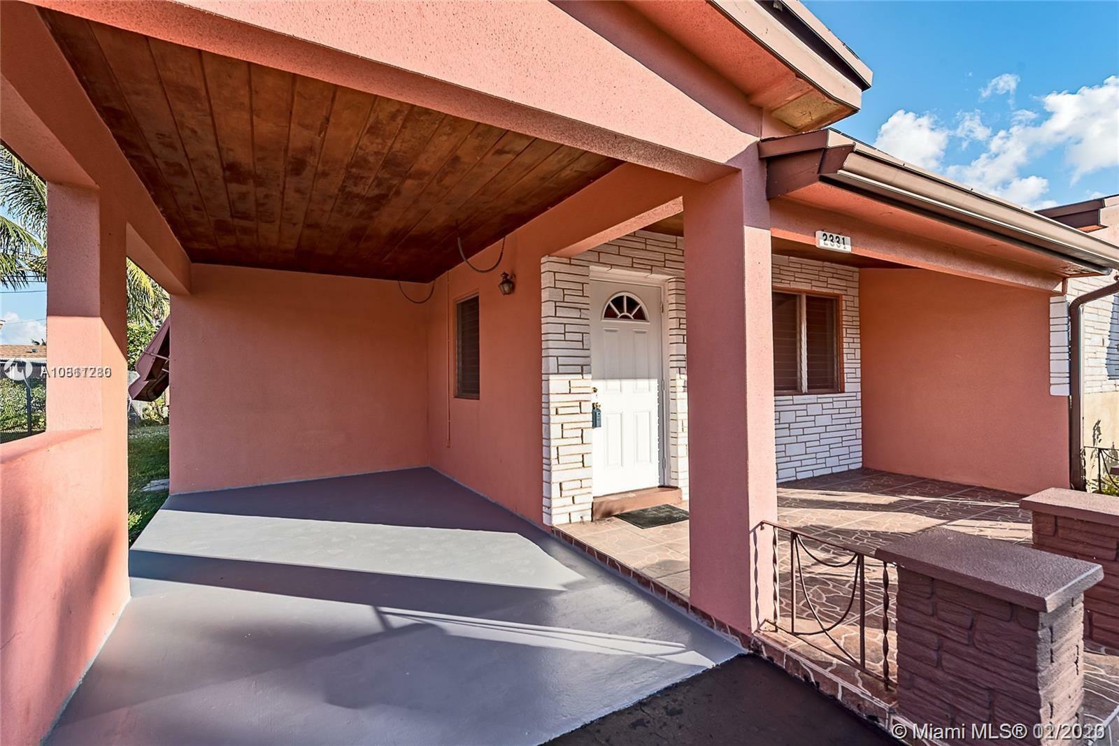 Property Photo: 2331 Arcadia Dr FL 33023