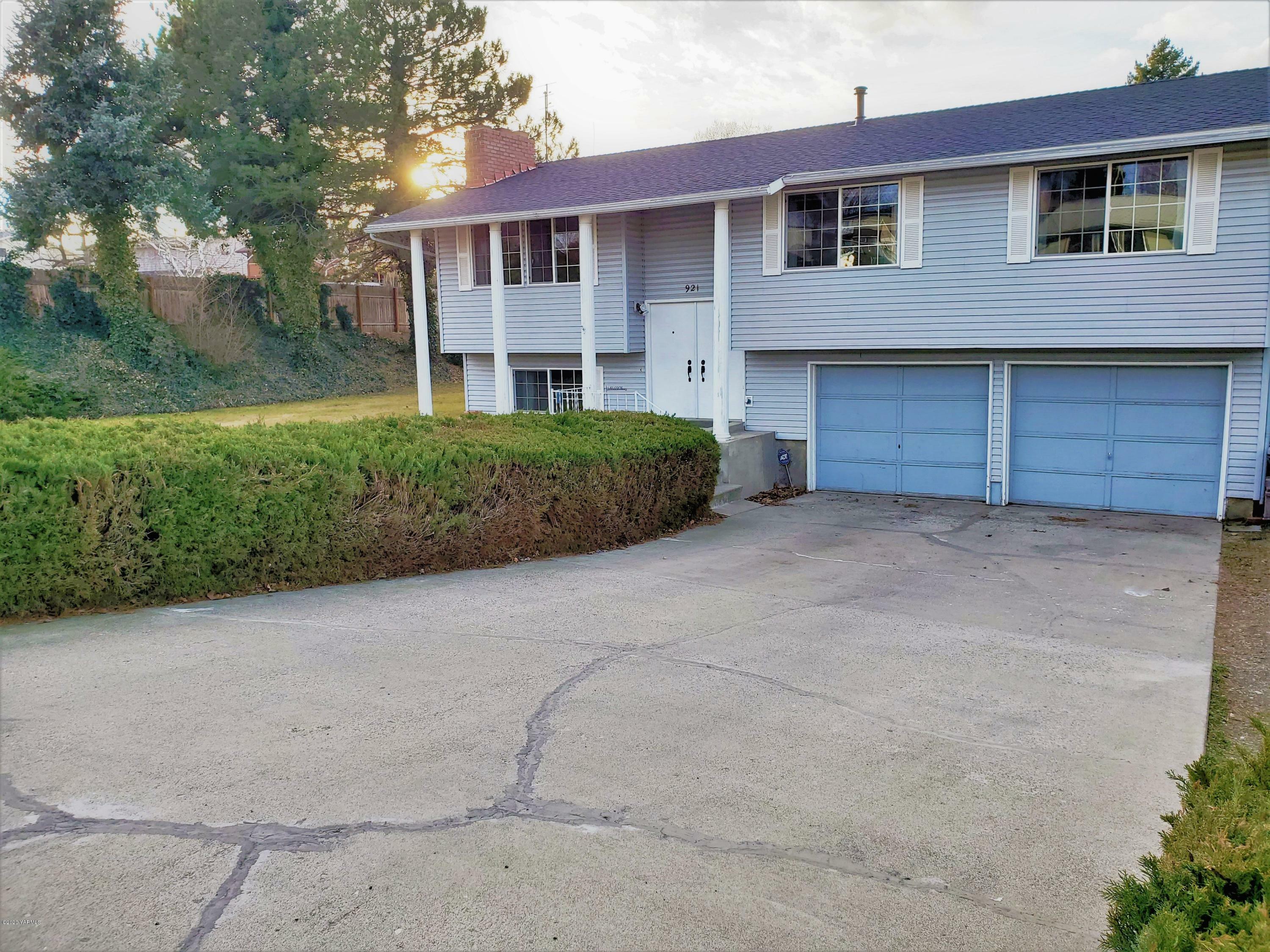 Property Photo:  921 Taylor St  WA 98944 